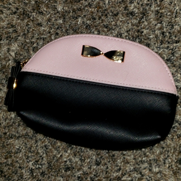 Victoria's Secret| Travel Makeup Coin Storage Bag - Picture 1 of 3